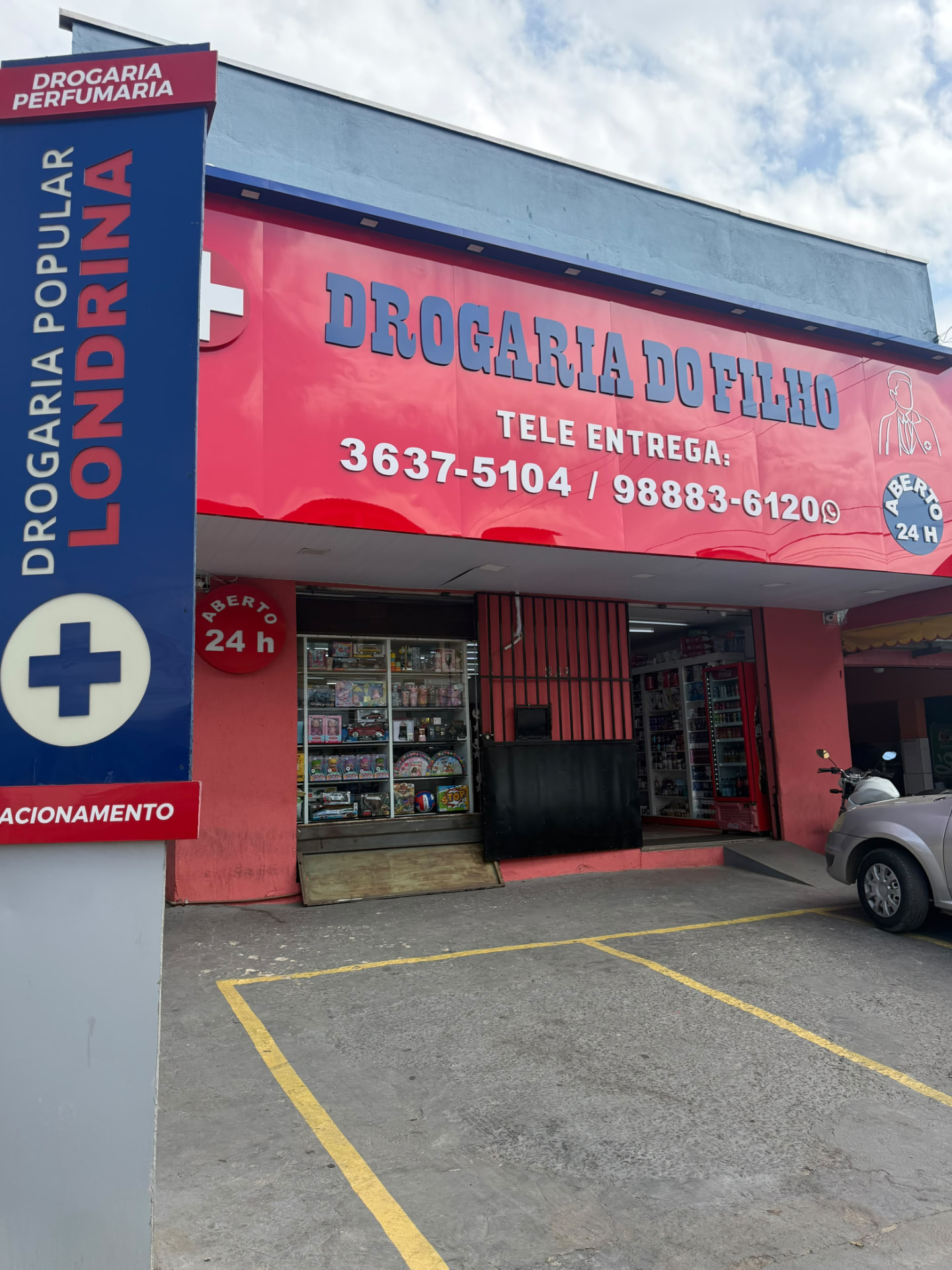 Fachada da Drogaria do Filho com letreiro e estacionamento