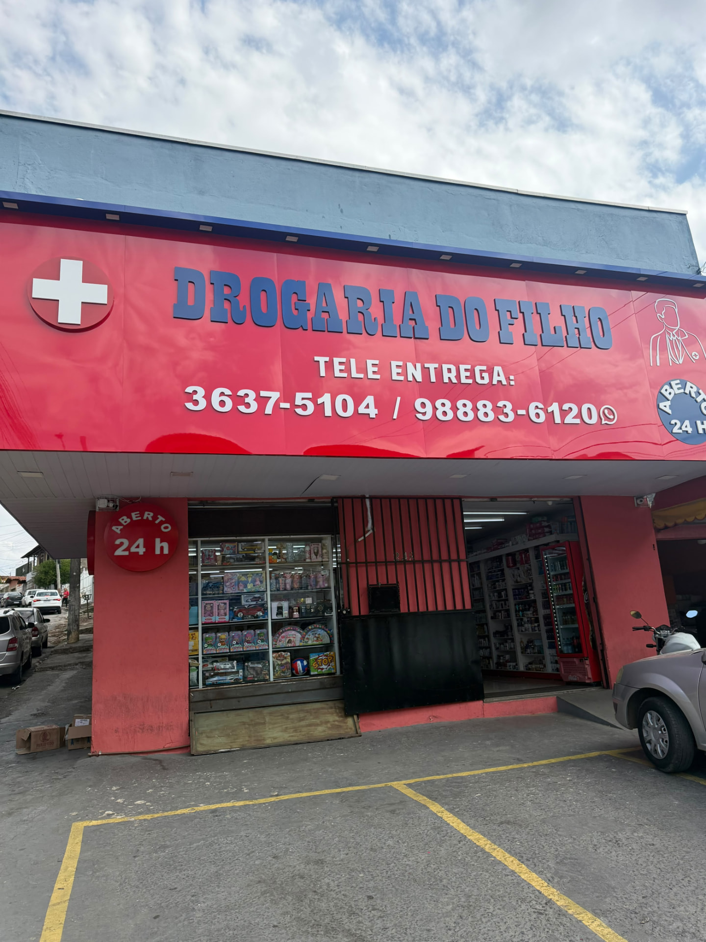 Fachada frontal completa da Drogaria do Filho em Santa Luzia